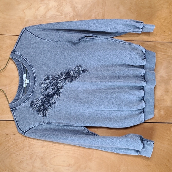 Solitaire Tops - Embroidered floral sweatshirt pullover by Solitaire.  Gray. 100% cotton. Medium.